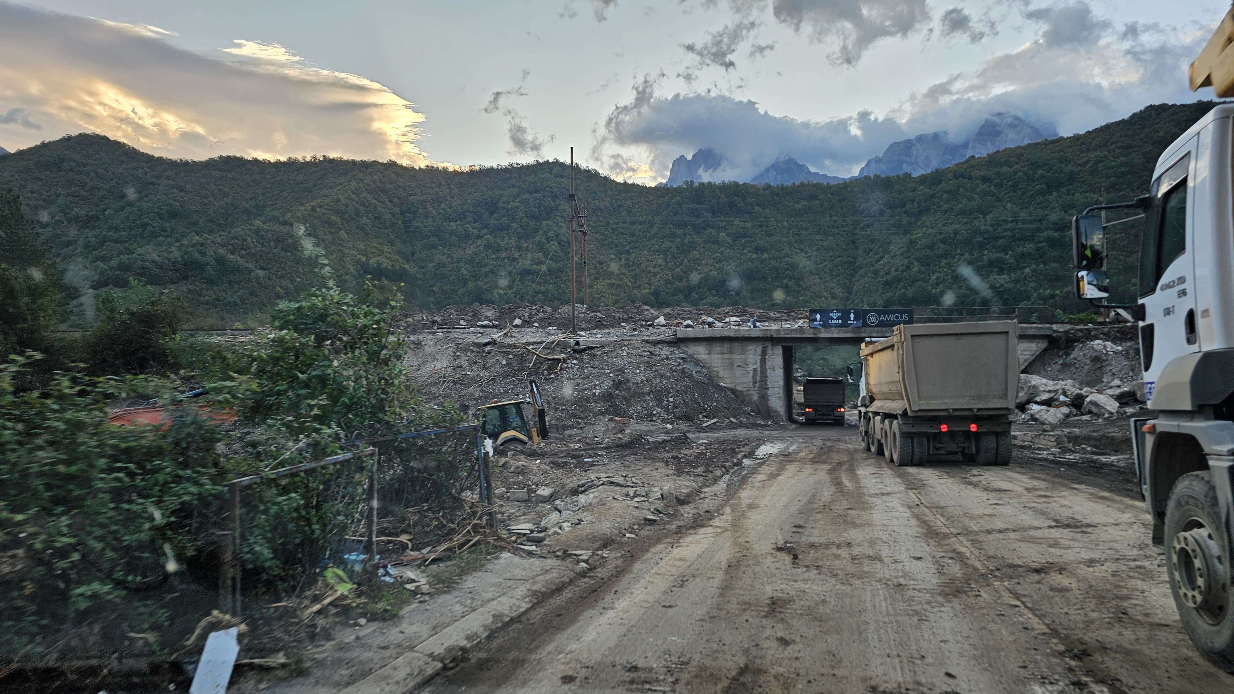 Spasilački specijalistički timovi iz naše ali i susjednih zemalja nastavljaju potrage za nestalim